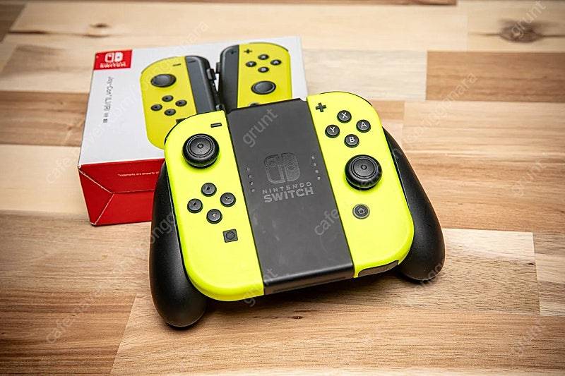 [택포]닌텐도 스위치 + 조이콘 추가 + 그립커버 + 파우치 + 강화유리--9