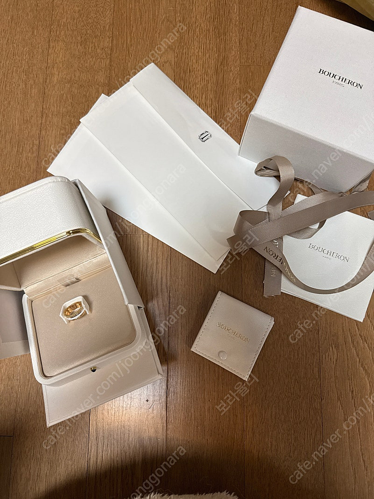 부쉐론 콰트로 화이트 에디션 스몰 링--3