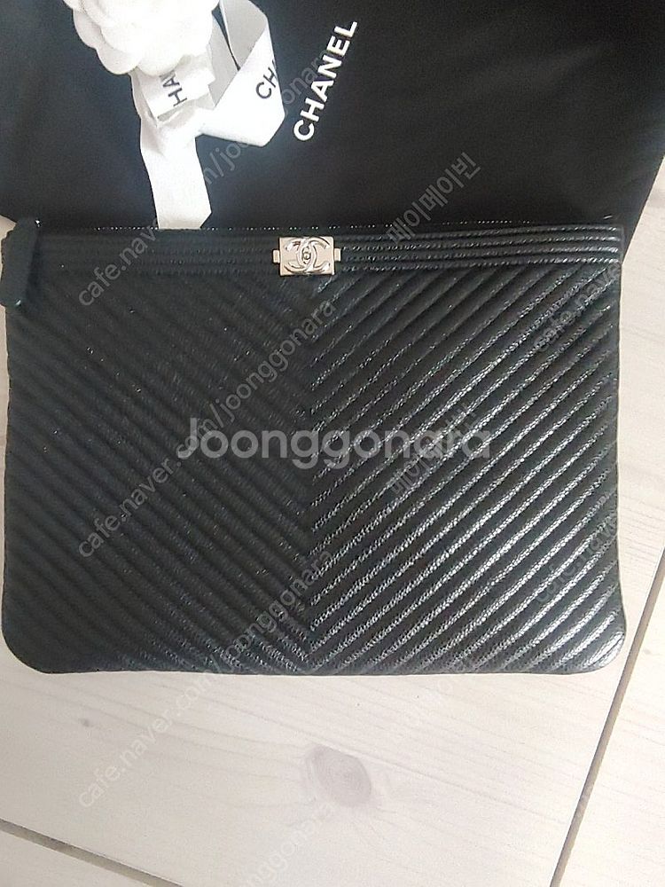 샤넬 보이 쉐브론 캐비어 클러치 뉴미듐 은장--2