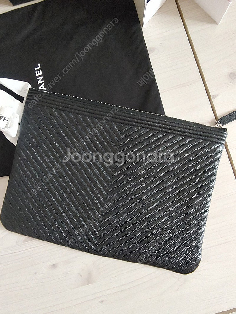 샤넬 보이 쉐브론 캐비어 클러치 뉴미듐 은장--3