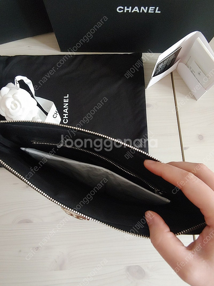 샤넬 보이 쉐브론 캐비어 클러치 뉴미듐 은장--4