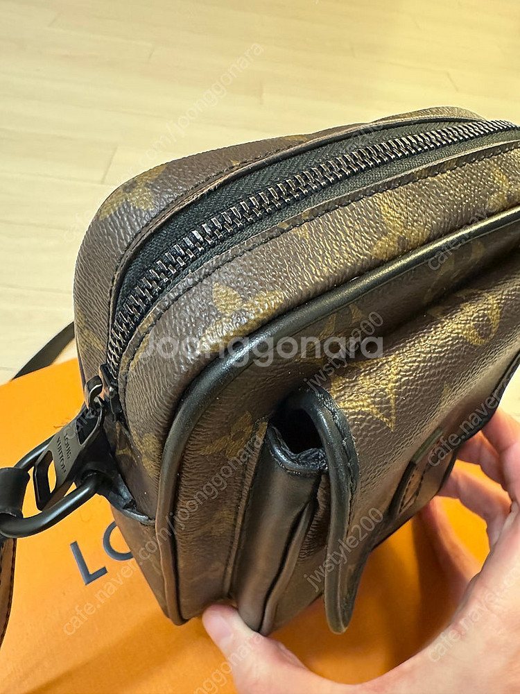 루이비통 모노그램 웨어러블 월릿 크로스백 팝니다 M69404--1