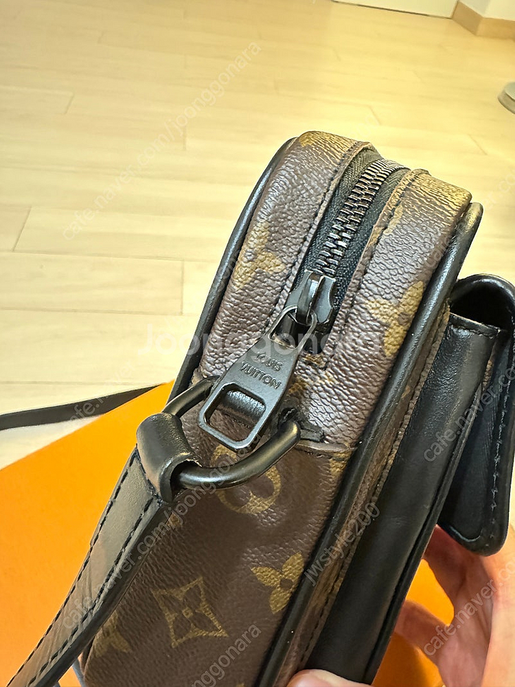 루이비통 모노그램 웨어러블 월릿 크로스백 팝니다 M69404--2