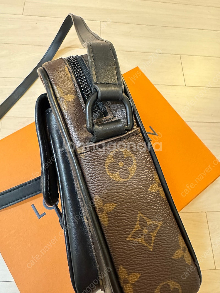 루이비통 모노그램 웨어러블 월릿 크로스백 팝니다 M69404--4