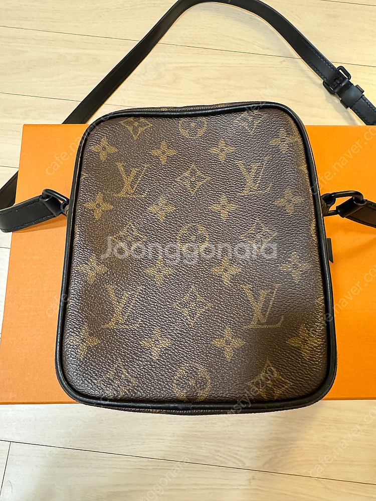 루이비통 모노그램 웨어러블 월릿 크로스백 팝니다 M69404--5