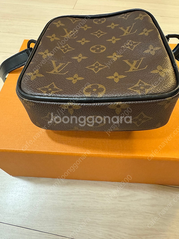 루이비통 모노그램 웨어러블 월릿 크로스백 팝니다 M69404--6