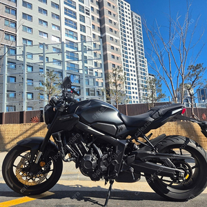 부산에서 23년식 올블랙 CB650R 팝니다.