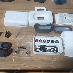 Sony wf1000xm5 이어폰(검) 아즈라 이어팁 포함 판매합니다.