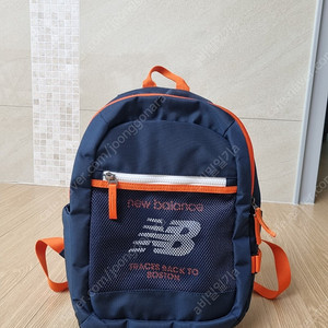 1. 뉴발란스 가방 2. 가격 : 1만8천원 3. 학원 가방으로 사용 할려고 구매는데 딱히 안쓰네요