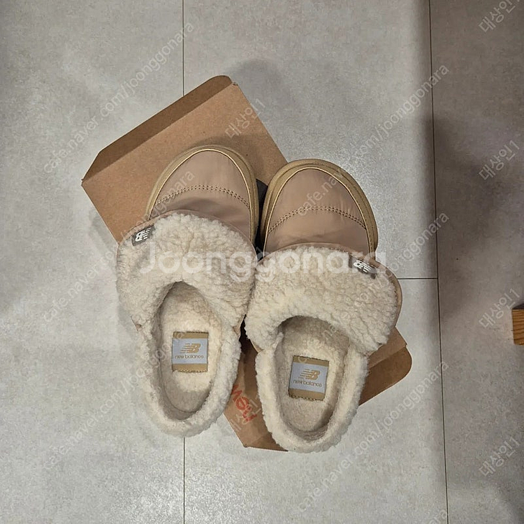 뉴발란스 퍼플리 V2 베이지 250사이즈 75,000원--0