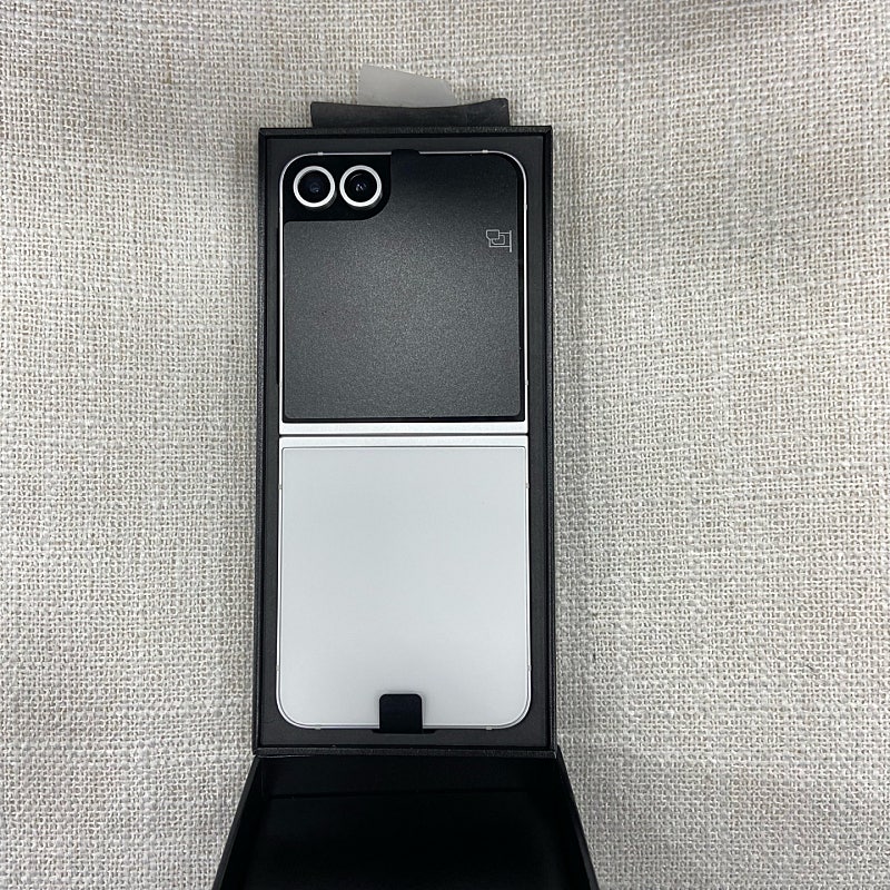 갤럭시Z플립6 256기가 화이트 미사용 새상품 팝니다 ...--0