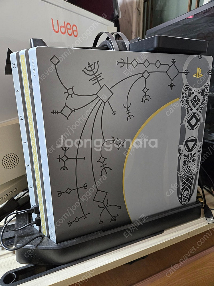 PS4 Pro 갓오브워 한정판 1테라 + PSVR 3번...--0