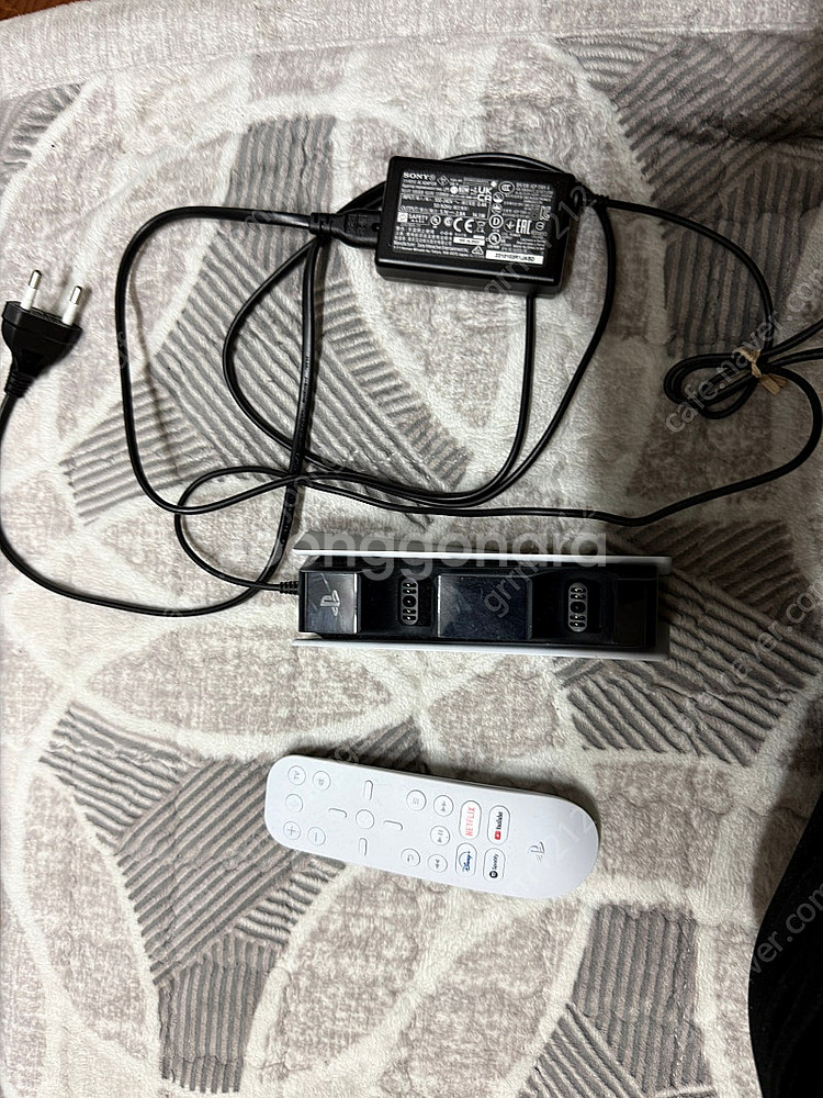 ps5 프로 팝니다. 정품 충전기 + 스텐드 + 정품 ...--5