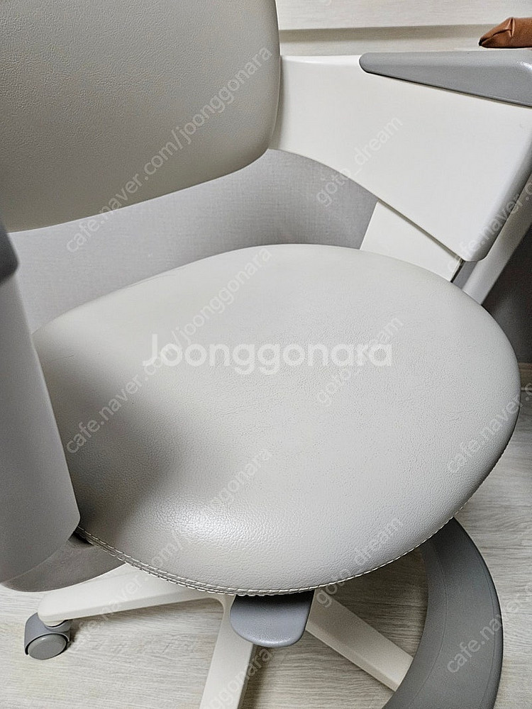 일룸 링고아이 인조가죽 의자 고정중심봉--2