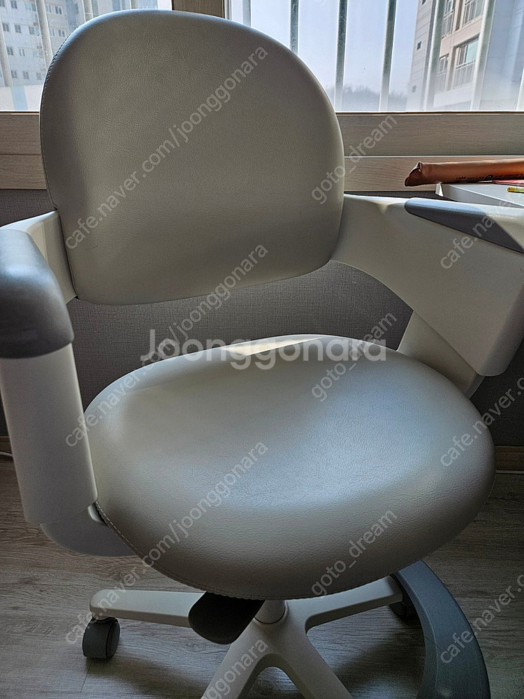 일룸 링고아이 인조가죽 의자 고정중심봉--8