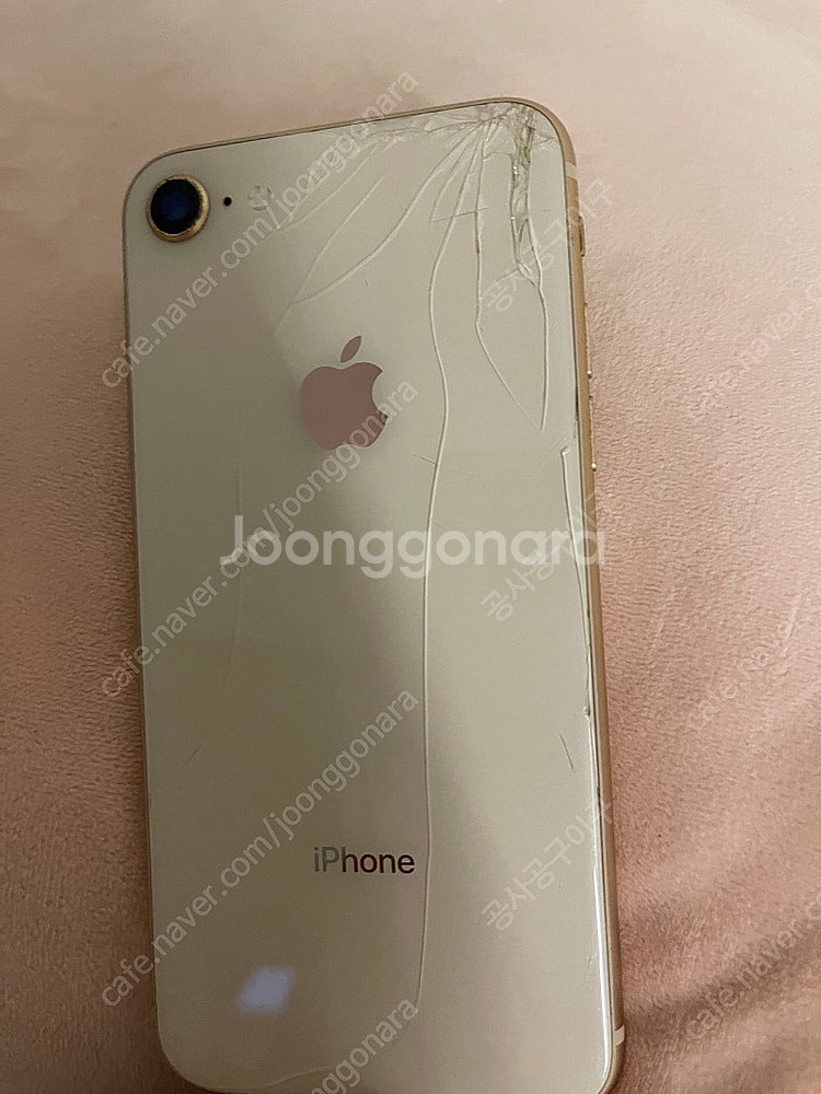 액정 깨진 아이폰8 골드 팝니다--1