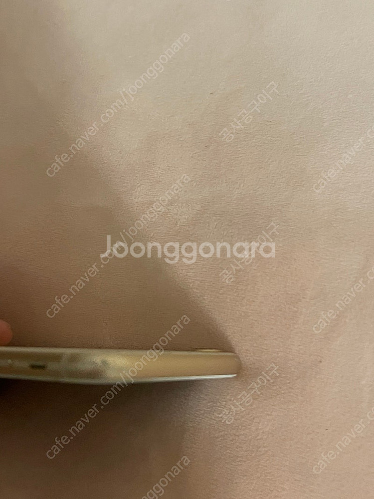 액정 깨진 아이폰8 골드 팝니다--3