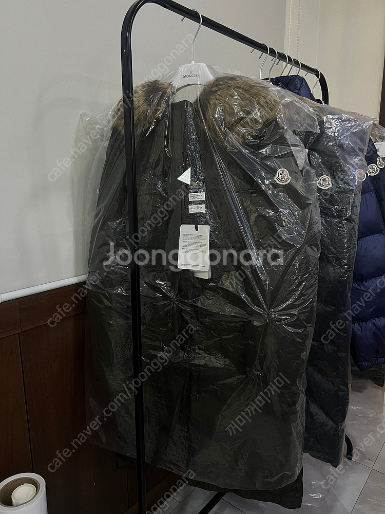 몽클레어 반 롱패딩 카키 새상품 1사이즈--3