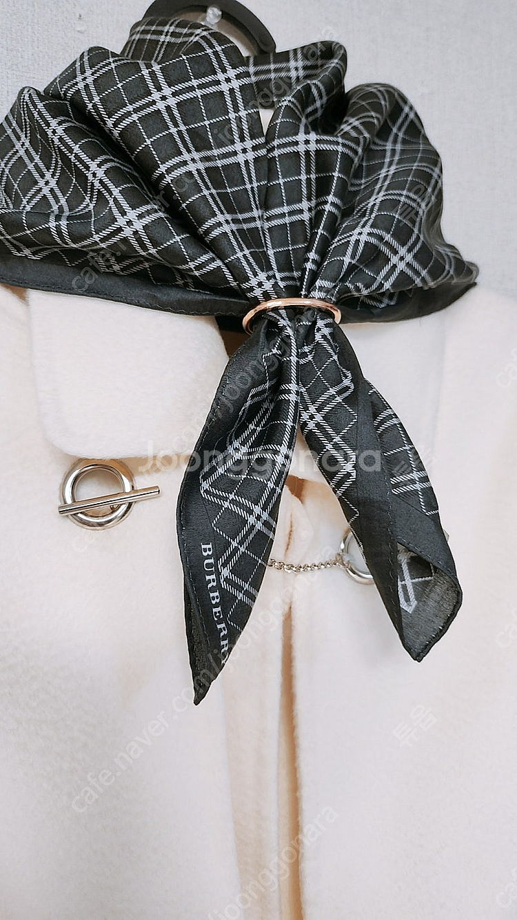 정품.burberry 쁘띠스카프.미사용. 텍스티커 그--1