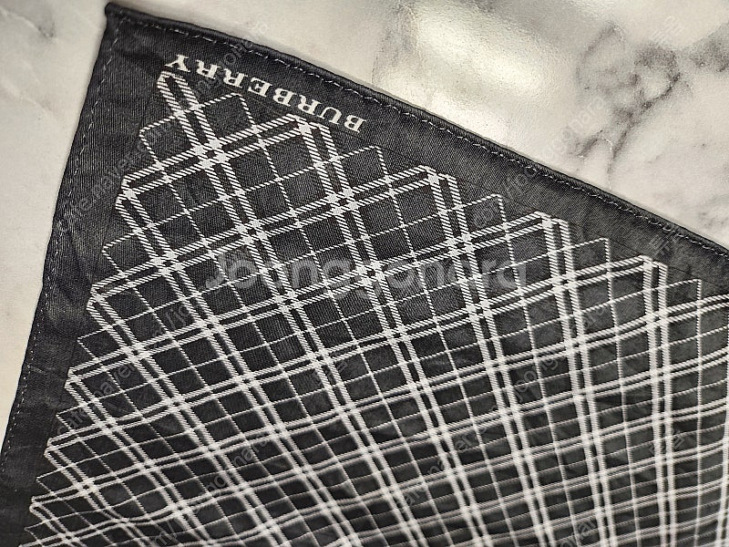 정품.burberry 쁘띠스카프.미사용. 텍스티커 그--5