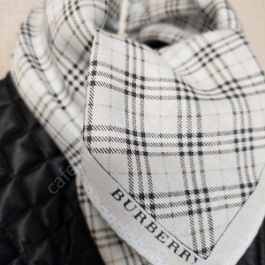 정품. burberry 쁘띠 스카프. 미사용.