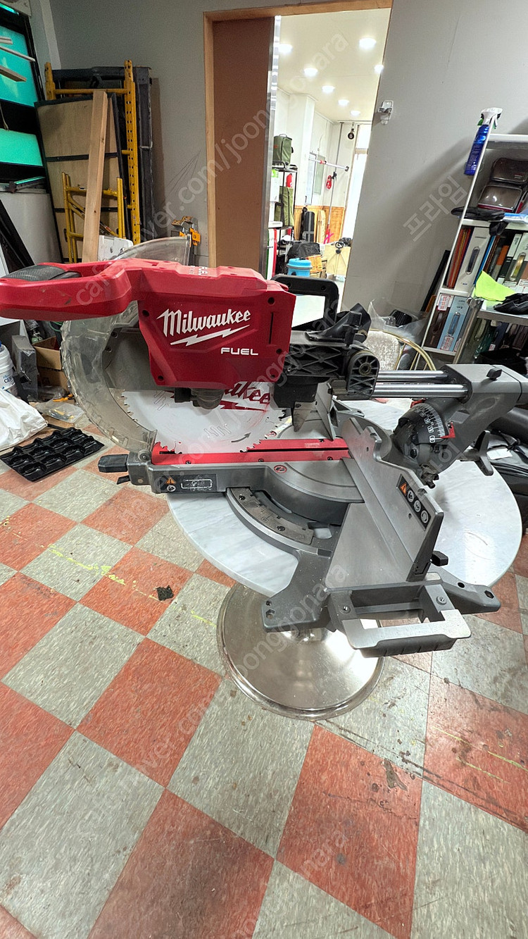 밀워키 무선 슬라이딩 12“각도절단기 이미지
