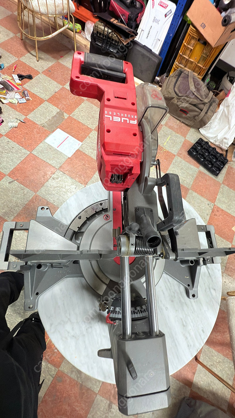 밀워키 무선 슬라이딩 12“각도절단기 이미지