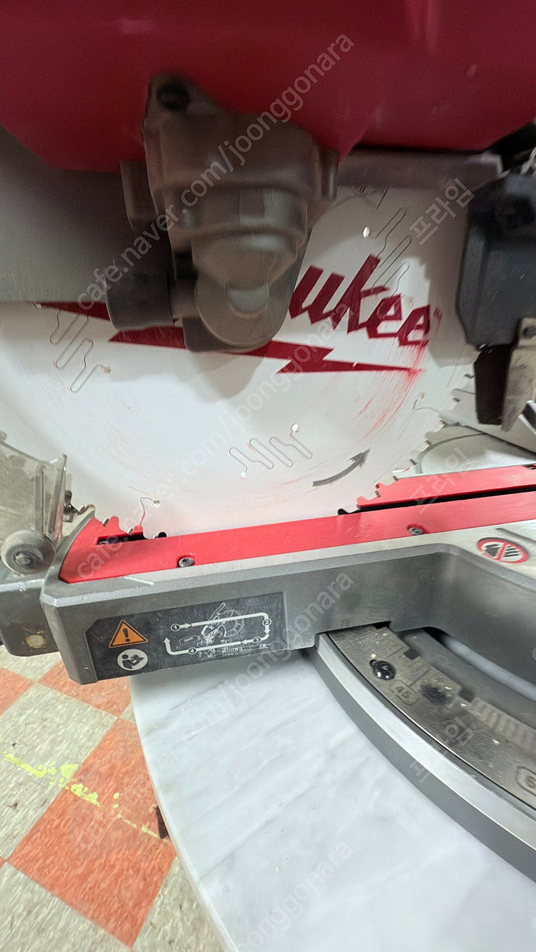 밀워키 무선 슬라이딩 12“각도절단기 이미지