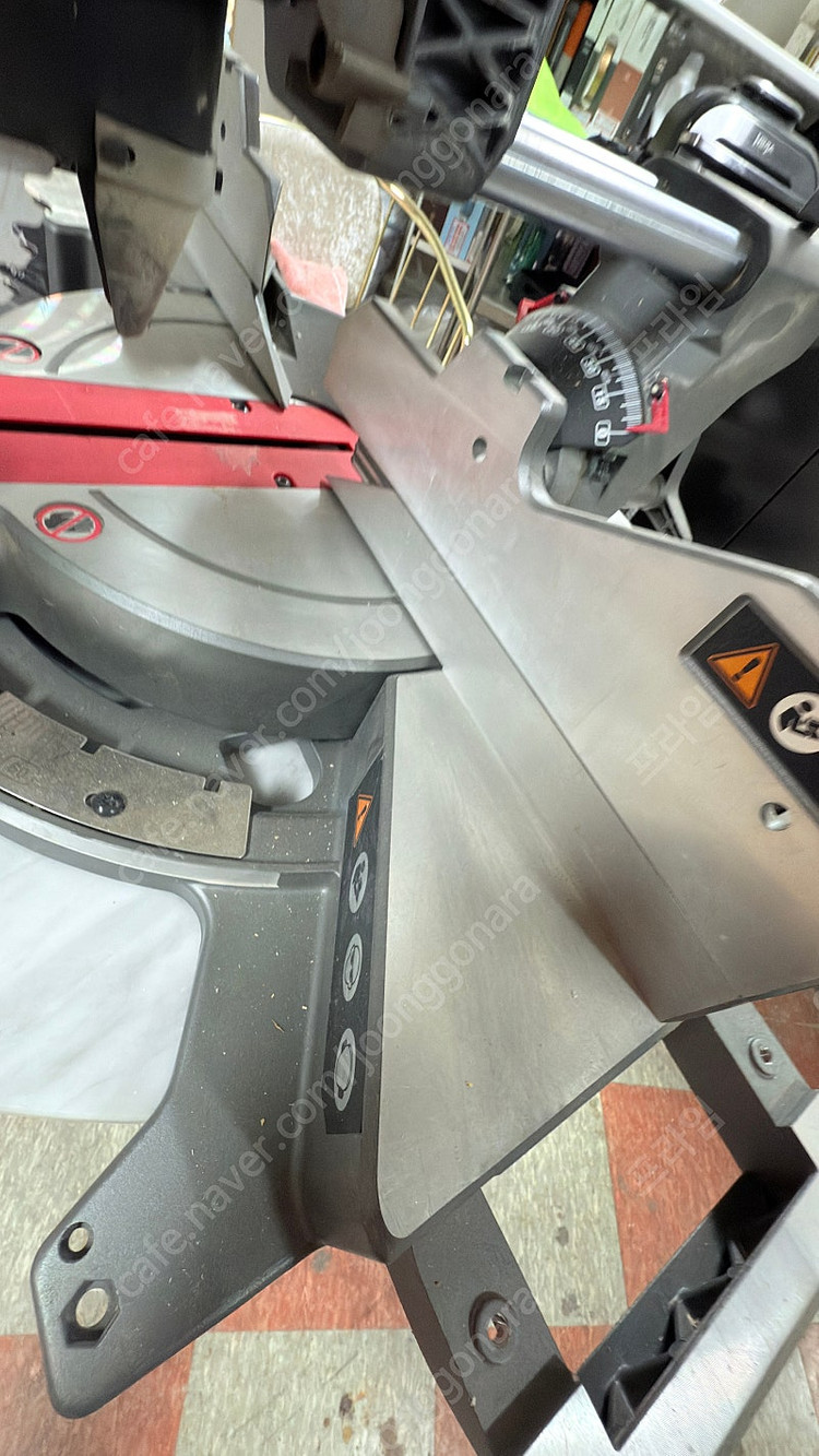 밀워키 무선 슬라이딩 12“각도절단기 이미지