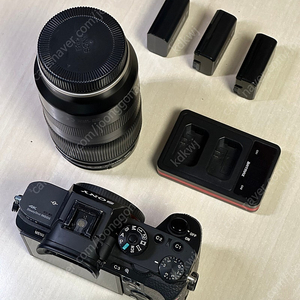 소니 A7S2 카메라 바디, 탐론 28-75mm G1 렌즈, 배터리 3개, 충전기 세트