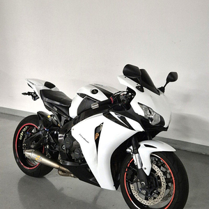 CBR1000RR 화이트 2008년식 판매합니다.