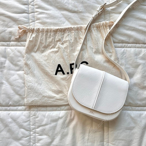 A.P.C. 아페쎄 베티백 사피아노 화이트 | 조이그라이슨 분크 아카이브앱크 스탠드오일 쿠론 메종키츠네