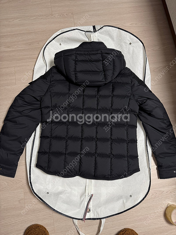 새제품 24FW 몽클레어 남자 블랙 패딩 팝니다--2