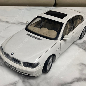 [급처분] KYOSHO 1/18 BMW 7시리즈 화이트