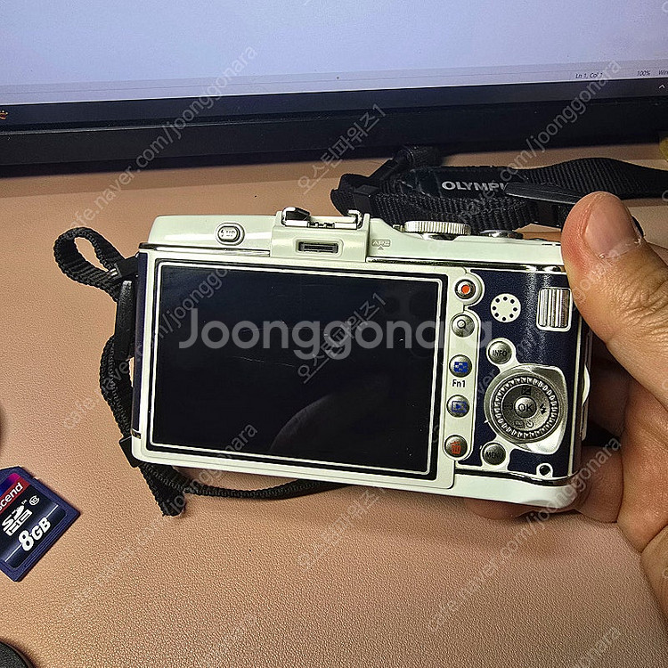 올림푸스 e-p3 화이트, 20mm 구형 팝니다.--2