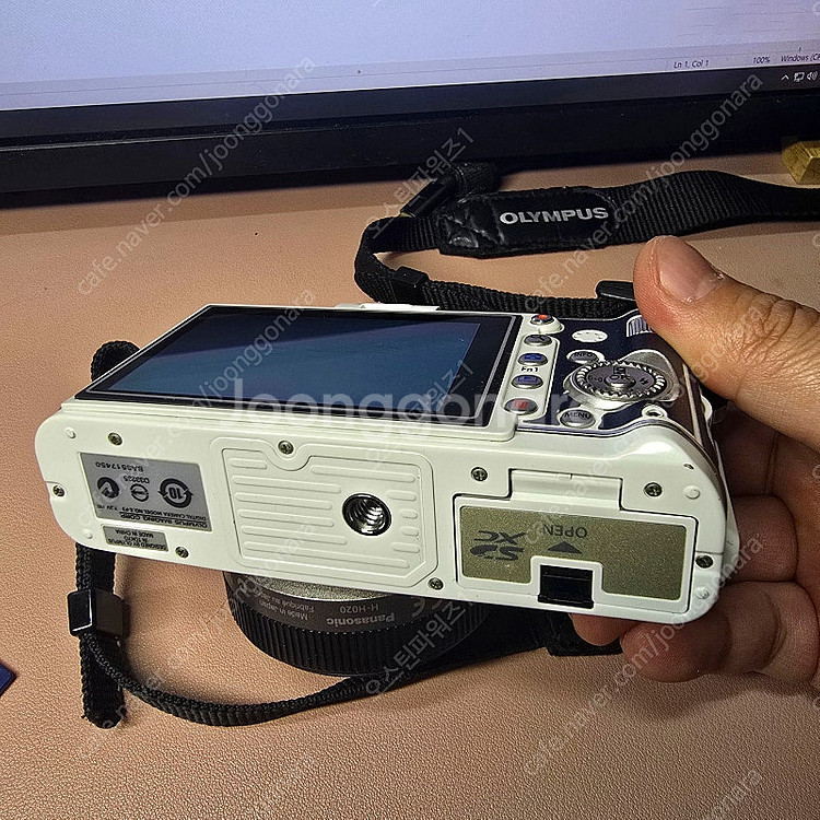 올림푸스 e-p3 화이트, 20mm 구형 팝니다.--5