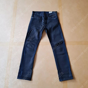 지스타로우 G star raw. 3301 slim waxed coated Jean. 3301 슬림 다크블루 왁스코팅진. 32사이즈.