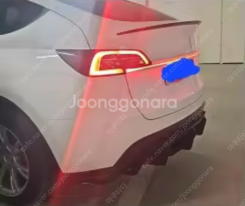 테슬라 모델Y 뒷범퍼 디퓨저 팝니다.--1
