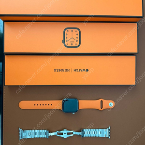 Apple Watch Hermès Series 10 GPS + Cellular, 42mm 실버 티타늄 케이스, 그리고 사티네 Grand H - M