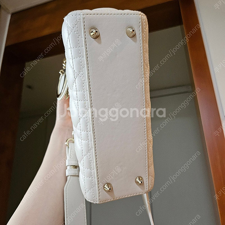 디올 레이디백 스몰 라떼 팝니다--7
