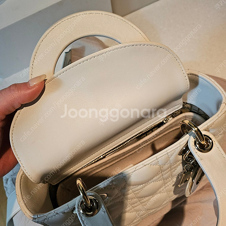 디올 레이디백 스몰 라떼 팝니다--9