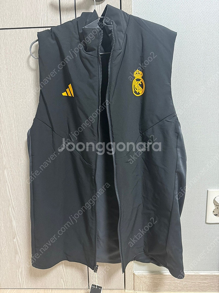 레알마드리드 23시즌 양면 동계 조끼 XL 새상품 판매...--2