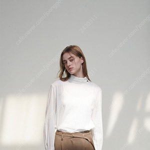 루에브르 하이넥 타이 블라우스 스몰 High-neck Tie Blouse SW4AB852-01 판매