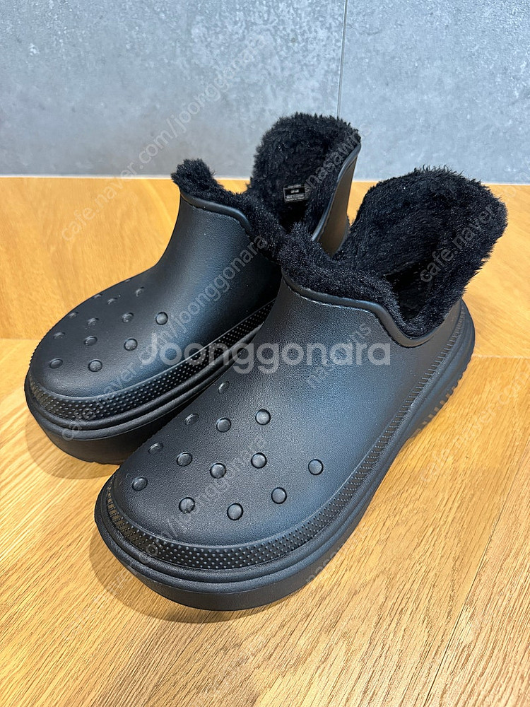 크록스 털부츠 (스톰프 라인드 쇼티 숄티 털부츠)--2