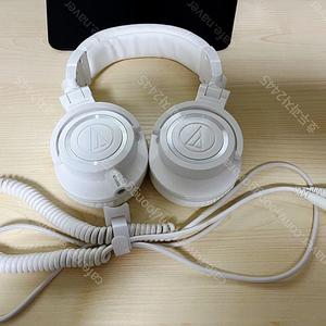 오디오테크니카 ATH M50X WH(화이트) 헤드폰 판매합니다.