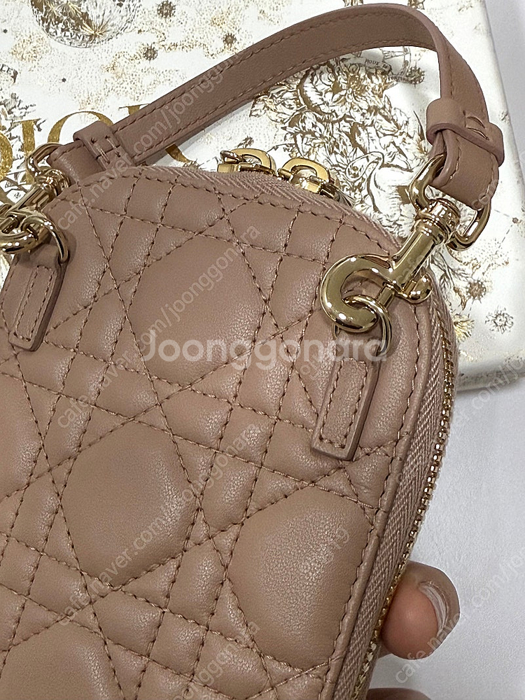 디올 휴대폰홀더 파우치 블러쉬 M50P 95만원--4