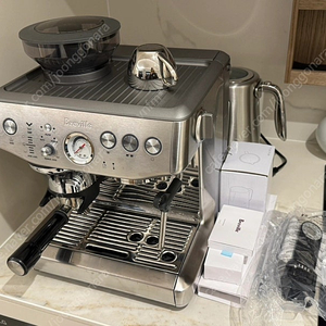 Breville 바리스타 익스프레스 가정용 커피머신 BES876 급처