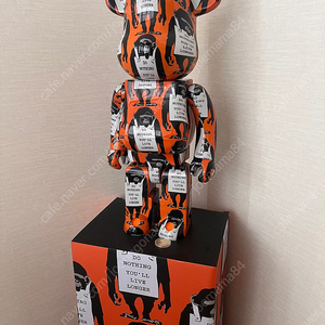 베어브릭 Bearbrick : Banksy x Brandalism Monkey Sign (1000%)