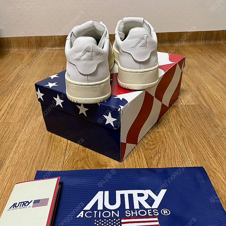 새제품 오트리 메달리스트 로우 고트스킨 스니커즈 화이트 41사이즈 265--2