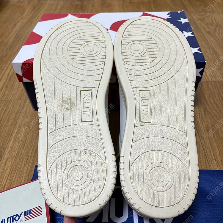 새제품 오트리 메달리스트 로우 고트스킨 스니커즈 화이트 41사이즈 265--5